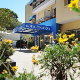 Hotel Motel Amerique Palavas les flots Façade marquise fleurs